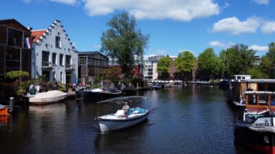 Amsterdam: Private Canal Tour - UNESCO canal district, from the waterline up