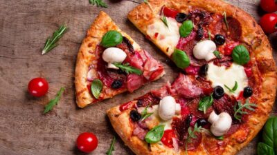 Amsterdam: Private Luxury Cruise with Pizza and Drinks - Meeting point near the Apple Store (and finding Roos fast)