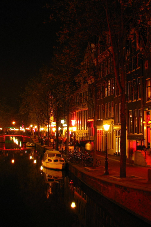 Amsterdam: Private Red Light District Tour in Spanish - Old Church and the tight-lane feeling of Amsterdam