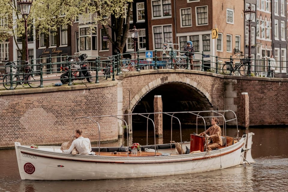 Amsterdam: Private Romantic Evening Boat Tour with Prosecco - Prosecco, Dutch snacks, and blankets: how the comfort part works