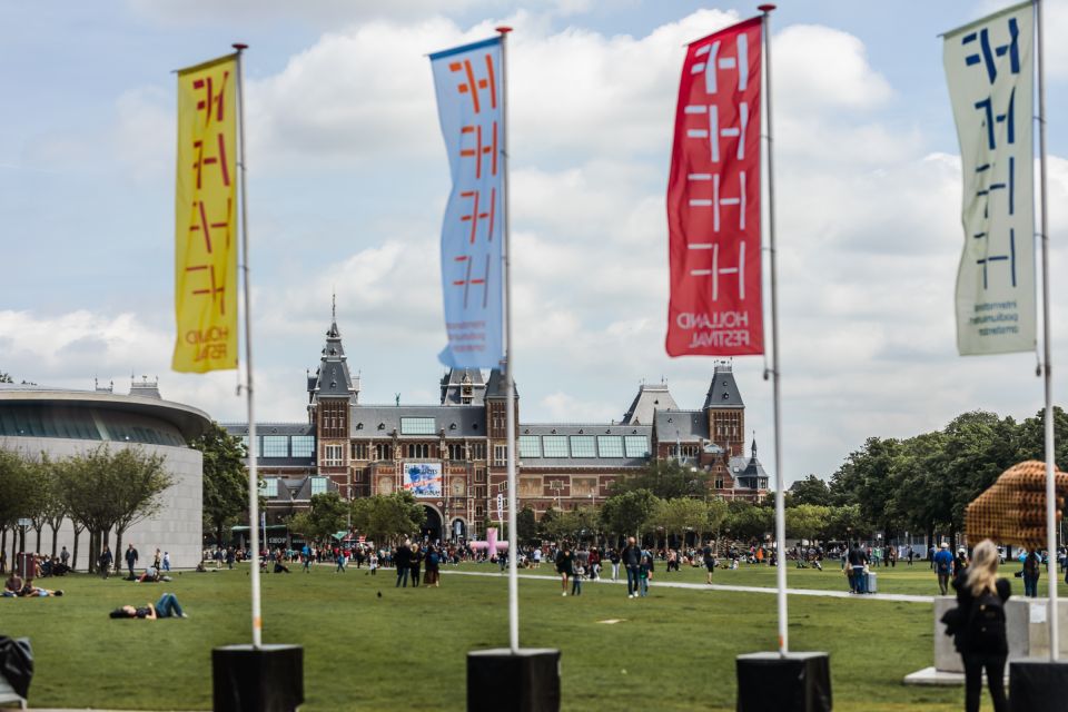 Amsterdam: Private Walking Tour of Jordaan & De 9 Straatjes - The start at Dam Square: a smart way to get your bearings