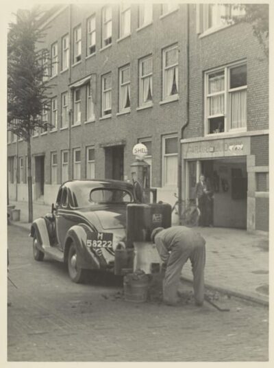 Amsterdam: Private World War Two History Walking Tour - Meeting at Prinsengracht 263: Start Where the Story’s Hard to Ignore