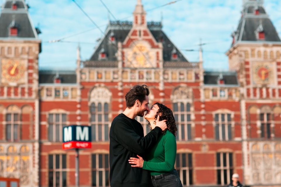Amsterdam: Professional photoshoot at Centraal Station - Small groups, big comfort: couples, families, and solo shoots