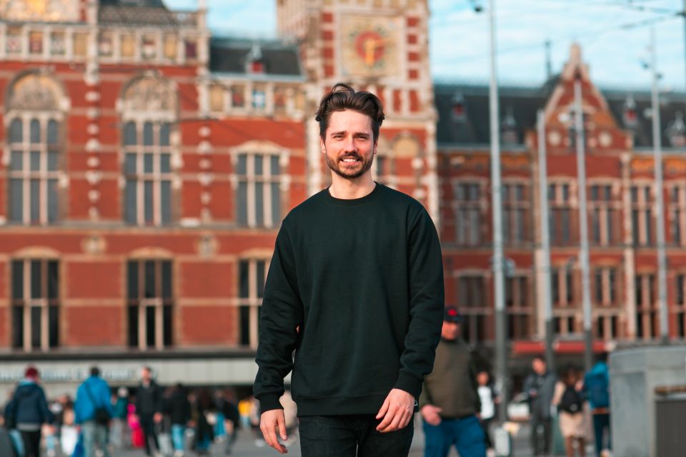 Amsterdam: Professional photoshoot at Centraal Station - Stop 1: Stationsplein 42 (your easy starting line)