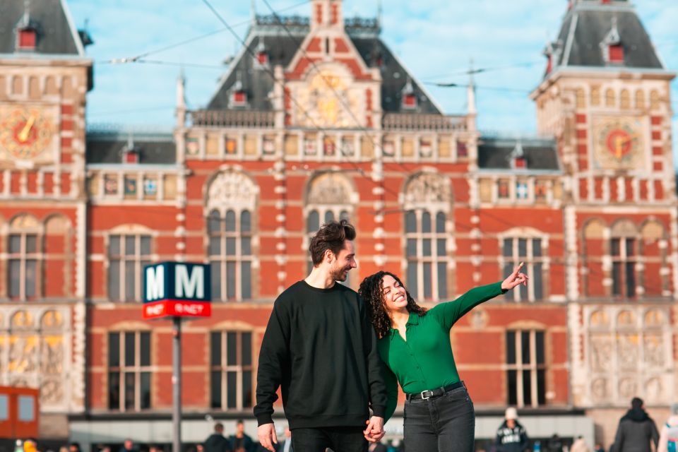 Amsterdam: Professional photoshoot at Centraal Station - Editing and delivery: photos in less than 48 hours