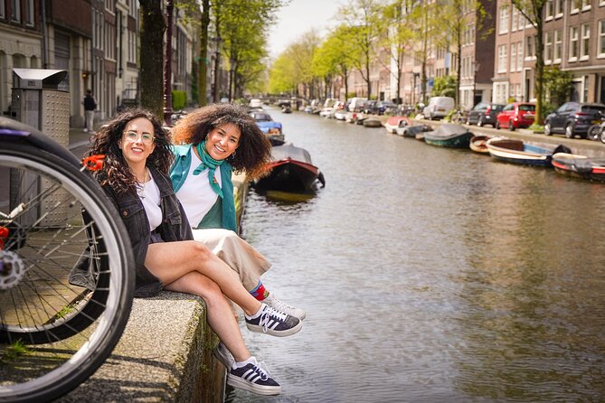 Amsterdam: Professional Photoshoot at the Canals - Damrak Avenue: Amsterdam’s recognizable scene, without guesswork