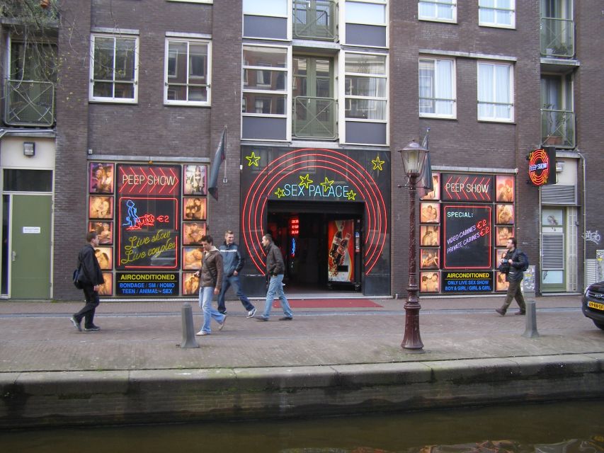 Amsterdam: Red Light District and Coffeeshop tour - Chinatown on Zeedijk: a very different Amsterdam neighborhood