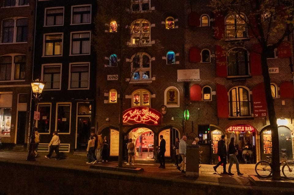 Amsterdam: Red Light Tour Exclusive + Peep Show - Rules that keep the tour respectful (and make it smoother for you)