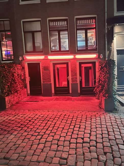Amsterdam: Red light tour in German/English for groups of 4 people or more - A 2-Hour Red Light District Walk With Sandro in German and English