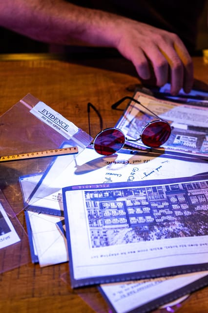 Amsterdam: Self-guided Red Light District Pub Crawl Mystery - A Red Light District mystery that actually feels like a game