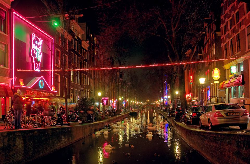 Amsterdam: Sex, Drugs, and Freedom Walking Tour - Starting with big landmarks, then shrinking into the backstreets