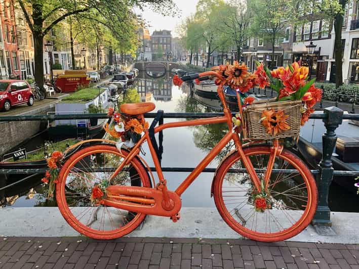 Amsterdam: Small Group Walking Tour with Fun Guide - Canals, canal houses, and back streets: what to notice on foot