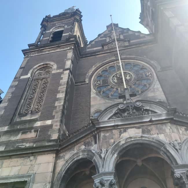 Amsterdam: Spanish Tour Unmasking the Redlight District - Nieuwmarkt Square and De Waag: A City Gate With a New Job