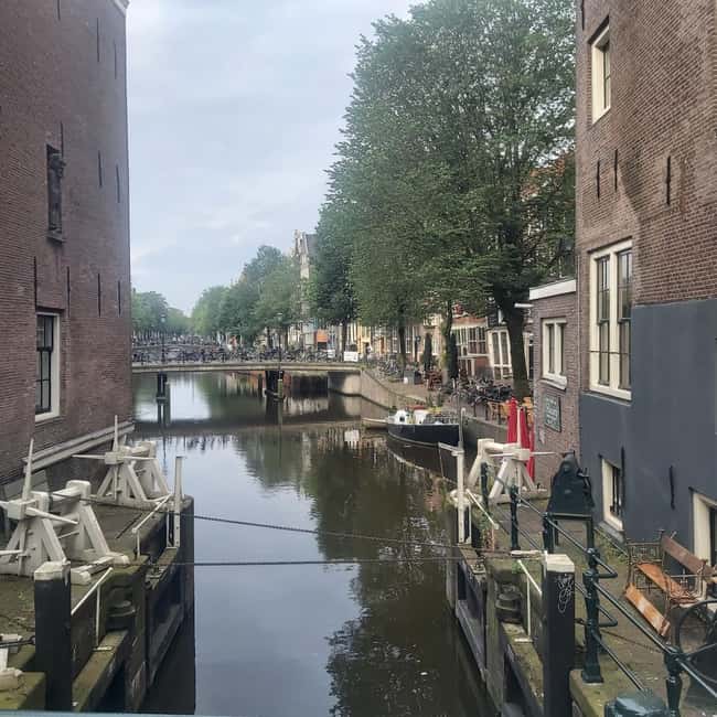 Amsterdam: Spanish Tour Unmasking the Redlight District - Royal Palace and Dam Square Wrap-Up: Power in the Same Frame