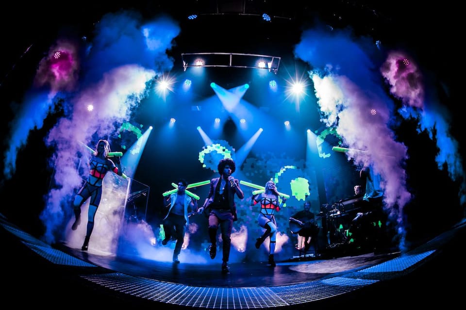 Amsterdam: VEGAS Dinner Show with 3-Course Sharing Menu - The show itself: music, variety acts, circus energy, and illusions