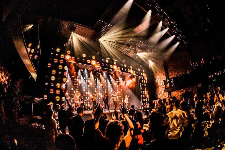 Amsterdam: VEGAS Dinner Show with 3-Course Sharing Menu - Timing that keeps the night moving: doors at 6:30, show at 7:15