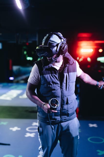 Amsterdam: VR Game Park Free-Roaming Experience - The 36-square-meter play zone: what “obstruction-free” means in practice