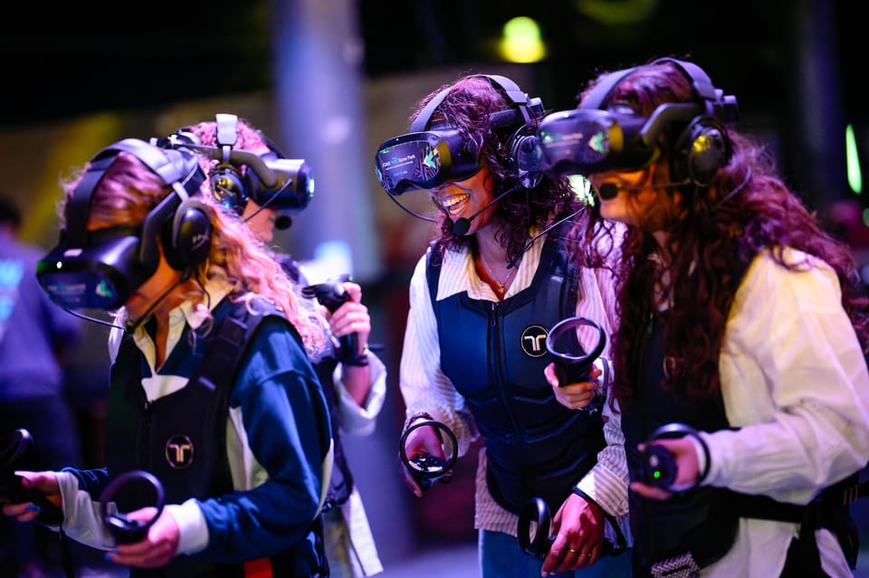 Amsterdam: VR Game Park Free-Roaming Experience - Instructor support in English and Dutch