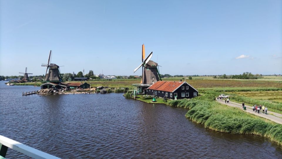 Amsterdam: Zaanse Schans Windmills Bike Tour with Guide - Key highlights you’ll feel right away