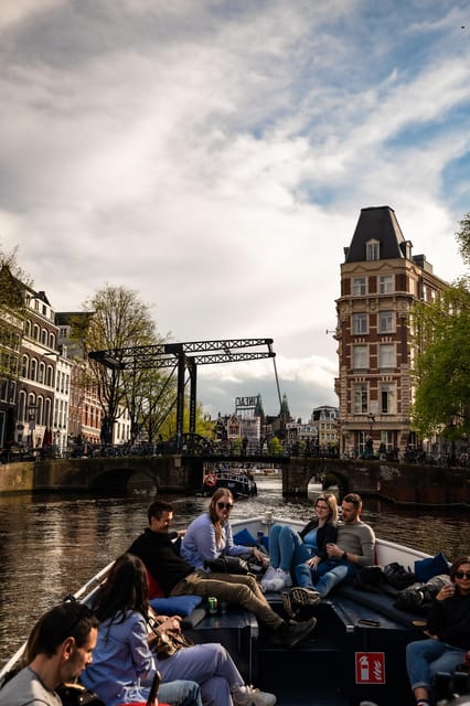 Amsterdam:Old City Canal Cruise with Live Guide and Open Bar - Duration and Pace: Why 1 Hour Feels Just Right