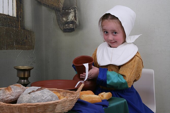 Become a Dutch Art Piece Photo Shoot in Amsterdam - Single Portrait - Museumfoto: a studio set that makes Amsterdam souvenirs easier