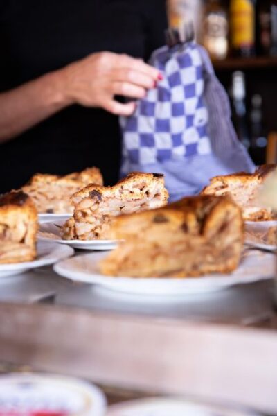 Boutique Dutch Food & History Tour with up to 8 guests only - Four hours, up to 8 people, and why the group size matters