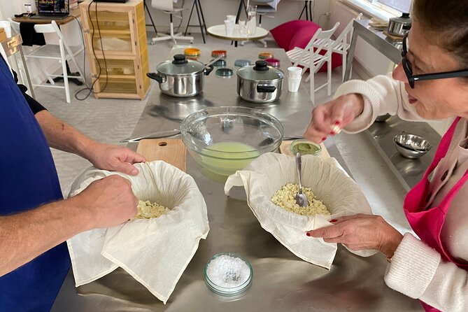 Cheese making workshop next to De Hallen, heart of Amsterdam - From De Hallen to Ten Katemarkt: why those neighborhood stops help