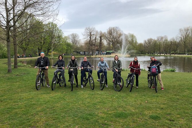 Daily group bike tour in Spanish. - The mid-tour stop at Proeflokaal ’t Blauwe Theehuis