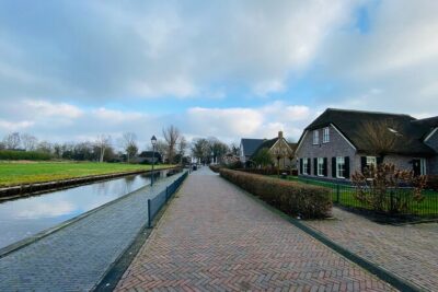 Day Tour Giethoorn, Afsluitdijk and Zaanse Schans with Boat Cruise - Afsluitdijk photo stop: big engineering views, limited by renovation