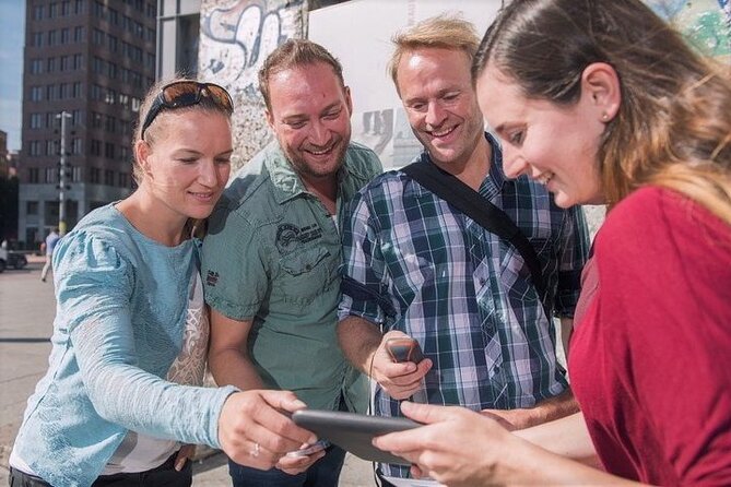 e-Scavenger hunt Volendam: Explore the city at your own pace - Price and what $37.33 per group really means