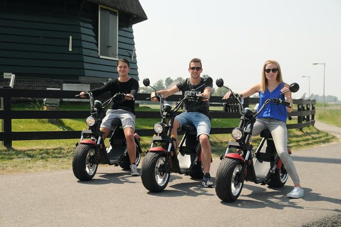 E-scooter rental Volendam - Countryside of Amsterdam - Edam in About an Hour: Canals, Quiet Alleys, and Cheese Time