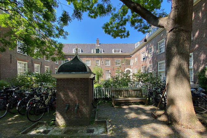 Explore hidden streets with friends - Beursplein origins and Amsterdam’s first stock market story
