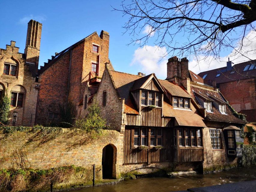 From Amsterdam: Bruges Day Trip in Spanish with Boat Option - 3 hours of free time: lunch, beer, chocolate, and lace