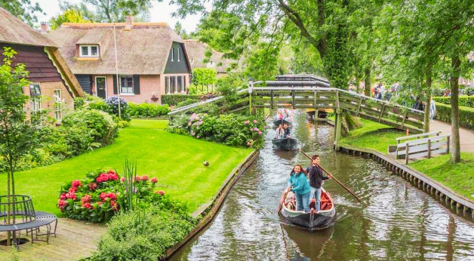 From Amsterdam: Giethoorn Guided Day Trip with Canal Cruise - First Look at Giethoorn: Walking a Car-Free Village