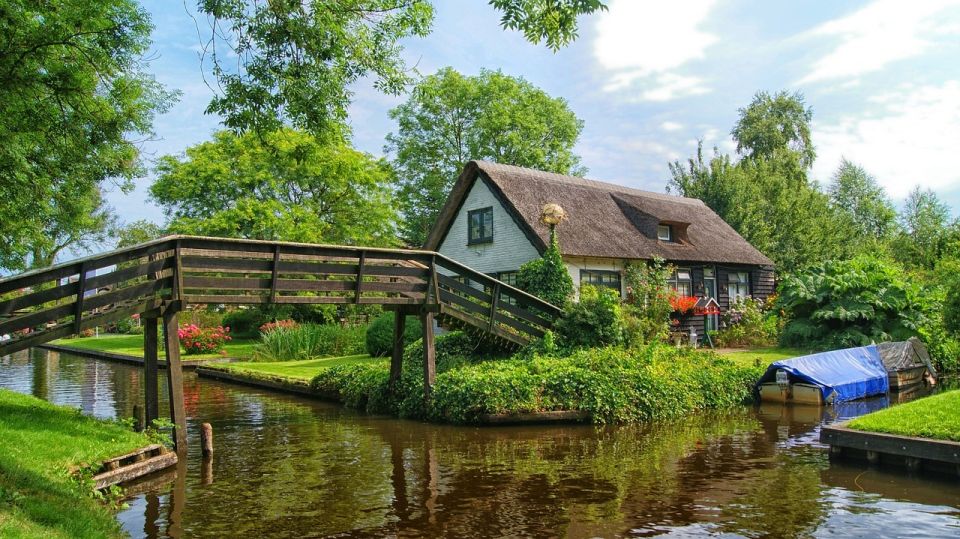 From Amsterdam: Giethoorn Sightseeing Tour and Canal Cruise - The guided canal cruise: Views, narration, and boat-driving