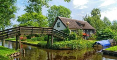 From Amsterdam: Giethoorn Sightseeing Tour and Canal Cruise - From Amsterdam in a Mercedes: Comfort and timing that actually works