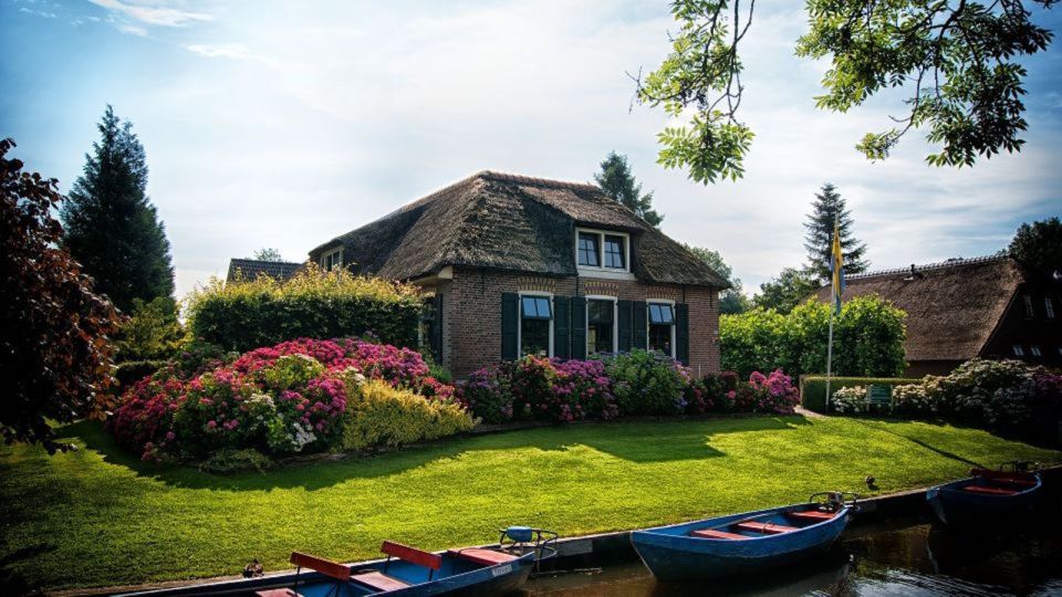 From Amsterdam: Private Tour to Giethoorn with Canal Cruise - The Big Reason People Want Giethoorn by Water