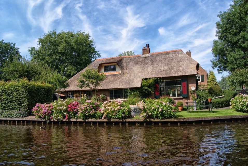From Amsterdam: Private Tour to Giethoorn with Canal Cruise - Thatched Farms and Wooden Bridges: What to Watch For