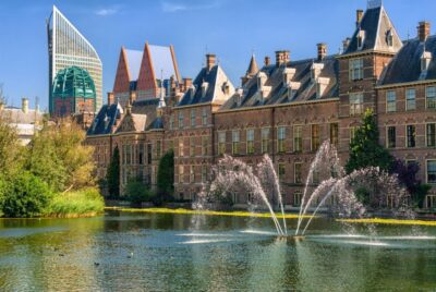 From Amsterdam: Rotterdam and The Hague Tour in Spanish - The Hague’s Binnenhof complex and the seat of power