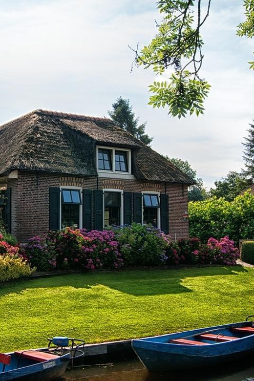 From Amsterdam: Zaanse Schans and Giethoorn Countryside Trip - Giethoorn without cars: canals, bridges, and thatched cottages