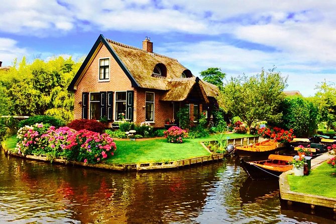 From Amsterdam: Zaanse Schans, Volendam, Giethoorn with Boat Tour - Stop 1: Giethoorn Center and Its Road-Free Fairy Tale