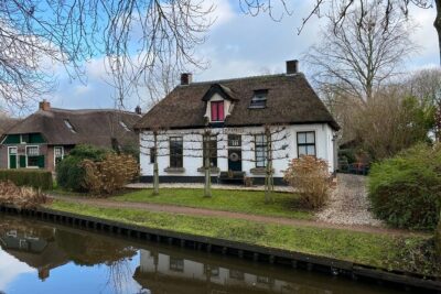 Giethoorn and Zaanse Schans Day Tour Small Group Incl. Boat Ride - Giethoorn: The Car-Free Canals and That Quiet-Water Feeling