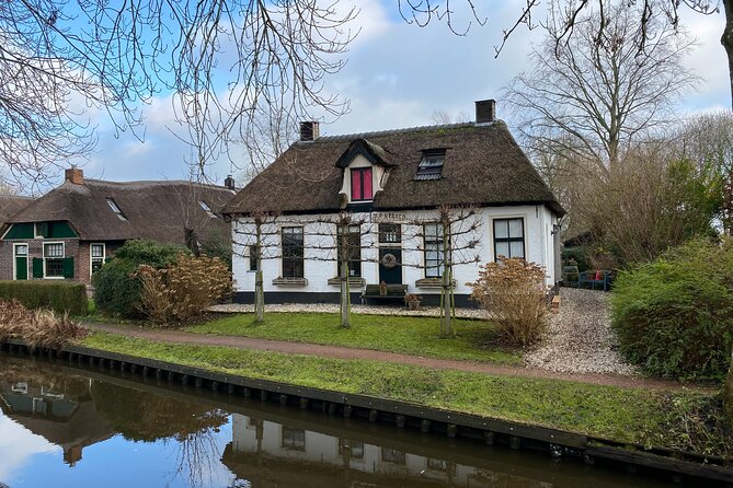 Giethoorn and Zaanse Schans Day Tour Small Group Incl. Boat Ride - Giethoorn: The Car-Free Canals and That Quiet-Water Feeling