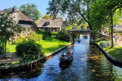 Giethoorn Day Tour from Amsterdam with Small Boat Ride - From Amsterdam to Giethoorn: how the van ride affects your day