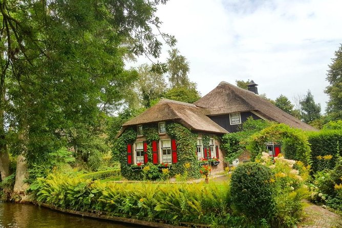 Giethoorn Guided DayTrip from Amsterdam - A quick escape to Giethoorn’s “Dutch Venice” feel