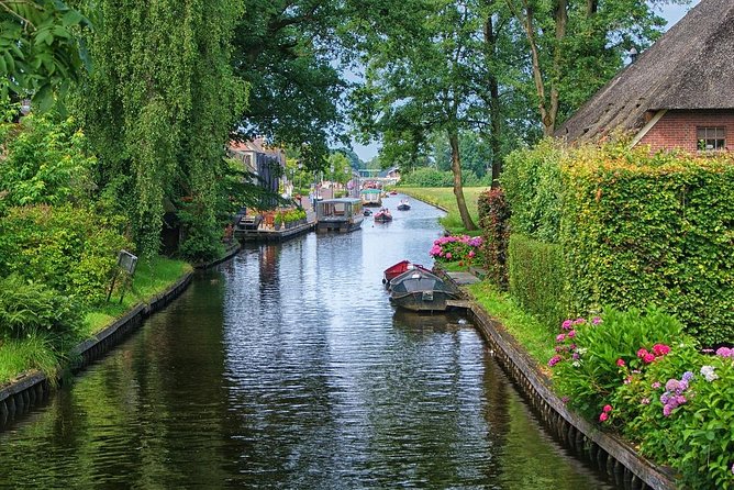Giethoorn Private Tour, Canal Cruise and Windmills from Amsterdam - Henri Willig cheese tasting: free samples with real choice