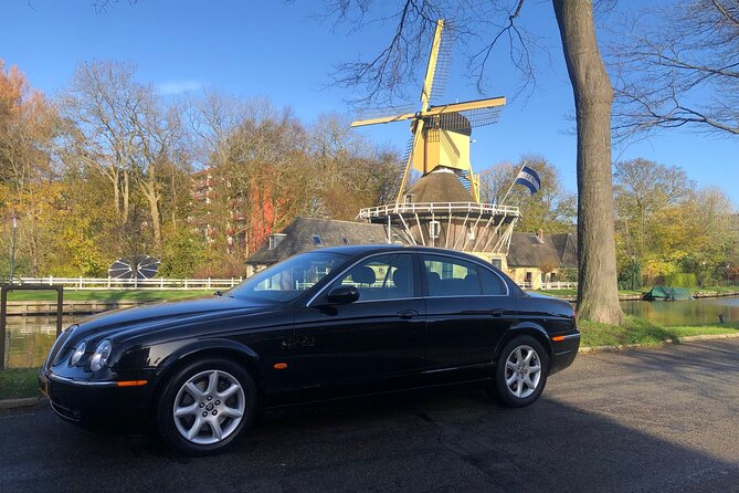 Giethoorn Private Tour Guide Giethoorn in luxury Jaguar S Type - Entering Giethoorn the right way: boat first, shore second