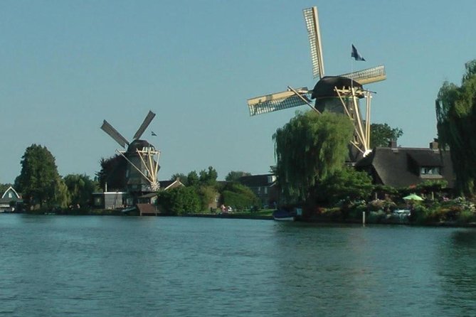 Giethoorn Private Tour Guide Giethoorn in luxury Jaguar S Type - Molen de Vriendschap: a quick twin windmill photo stop