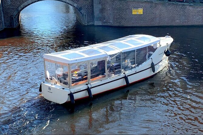 Luxury Amsterdam Canal Cruise – Unlimited Cocktails Included (1H) - Old canals and historic buildings: what the first stretch teaches you