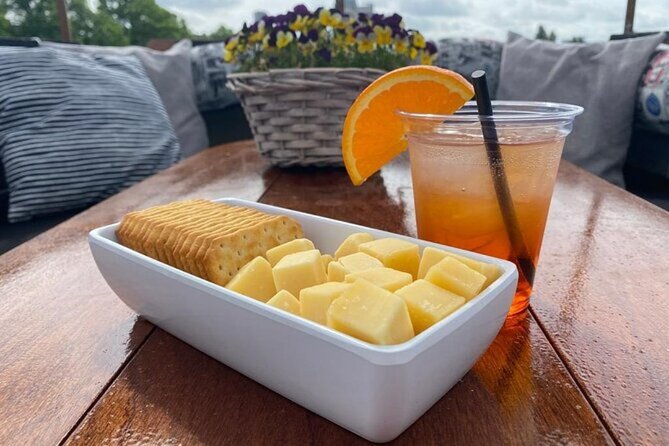 Luxury Amsterdam Canal Cruise – Unlimited Cocktails Included (1H) - Small-group hosts: how the storytelling actually works